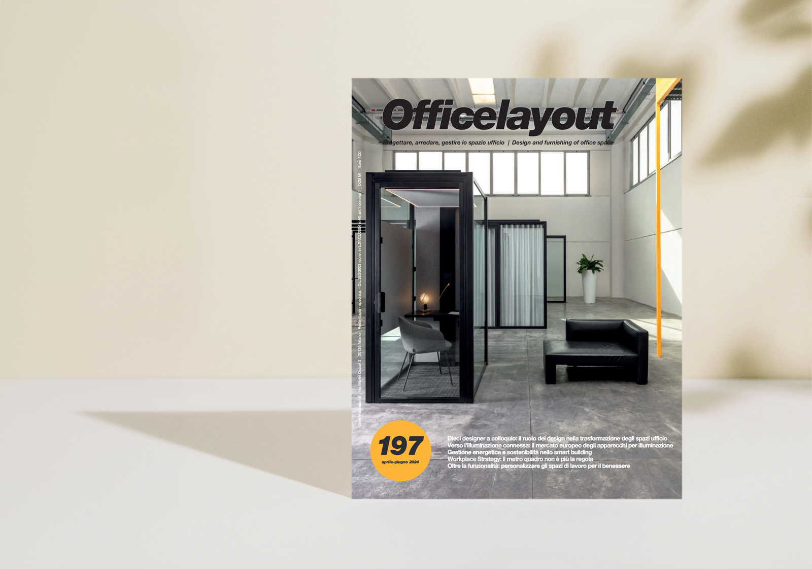 Officelayout presenta in copertina il phone booth di Etoile, E.Box